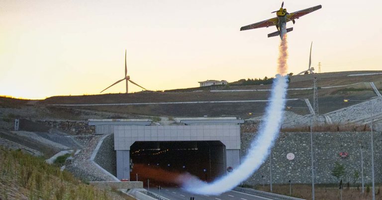 O piloto italiano Dario Costa, de avião, passa por 2 túneis a 245 km/h e entra diretamente para o Guiness