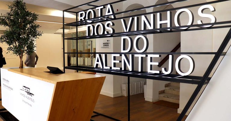 Iniciativa solidária dos Vinhos do Alentejo vai ensinar a provar vinho como um profissional