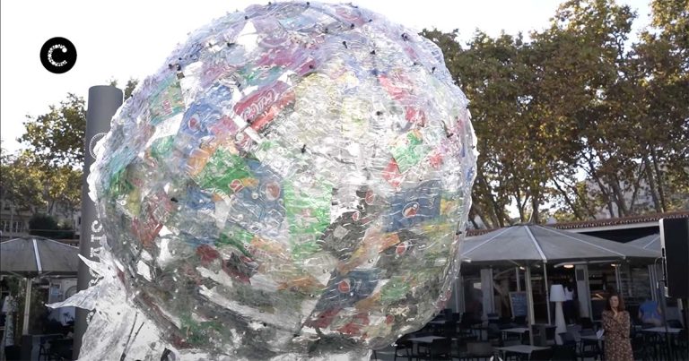 Alforreca gigante circula por Cascais em exposição sobre reciclagem