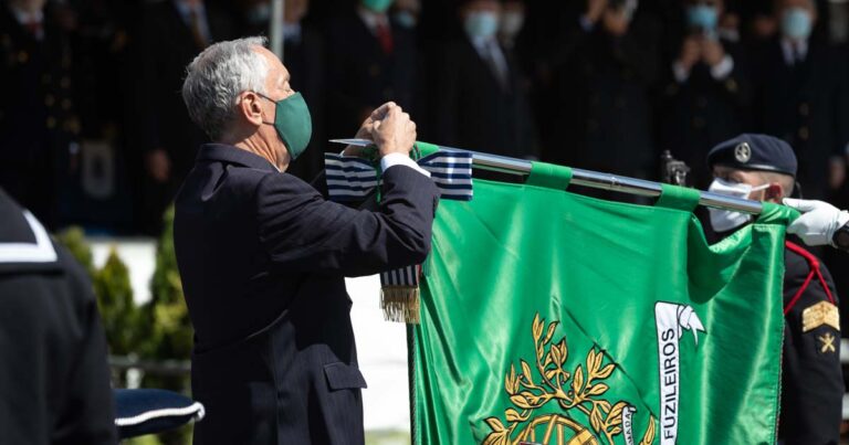 Corpo de Fuzileiros agraciado com Medalha de Valor Militar, grau ouro