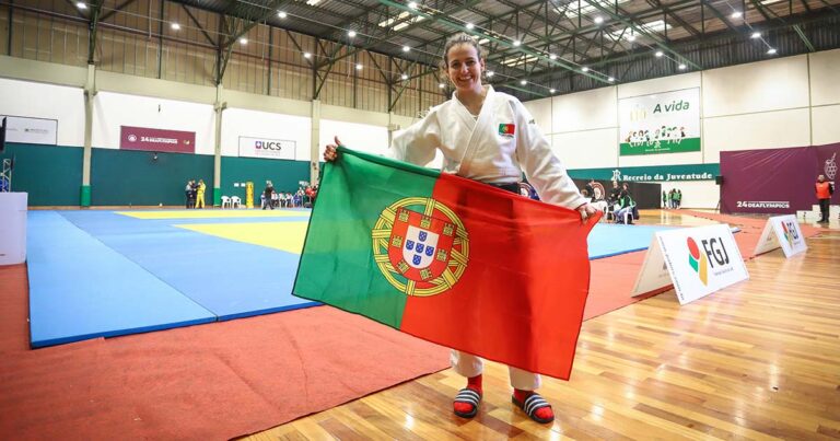 Joana Santos com medalha de ouro