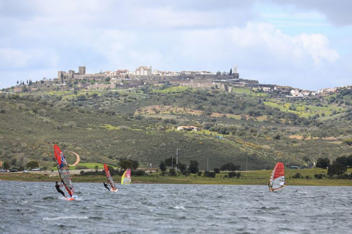 Praia fluvial de Monsaraz recebe primeira etapa dos principais campeonatos nacionais de windsurf
