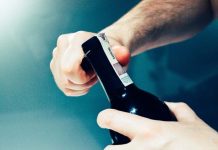 Mercado de Vinhos Digital, com conversas à volta de um copo de vinho Mercado de Vinhos Digital, com conversas à volta de um copo de vinho