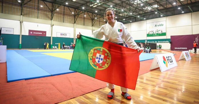 Joana Santos com medalha de ouro