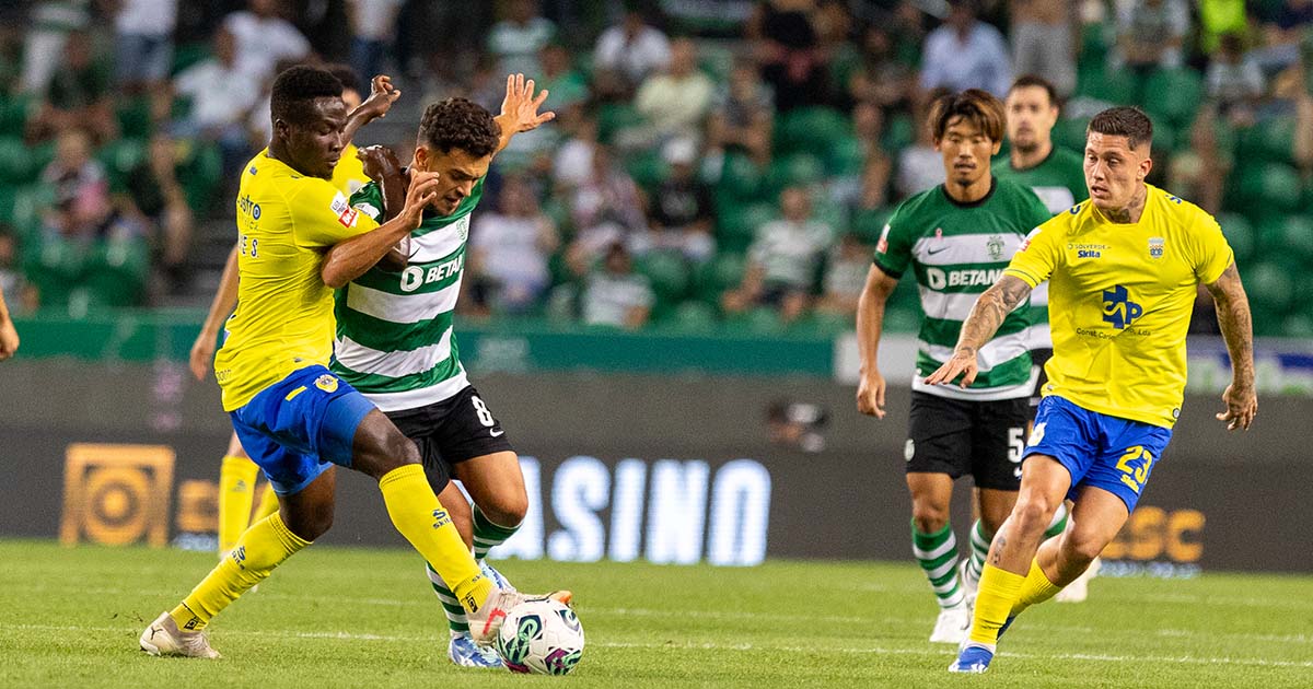 Sporting vence o Arouca em Alvalade em jogo com duas expulsões