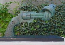 escultura The Knotted Gun