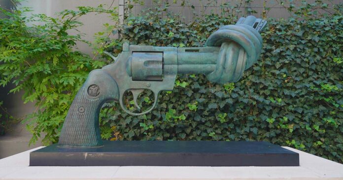 escultura The Knotted Gun