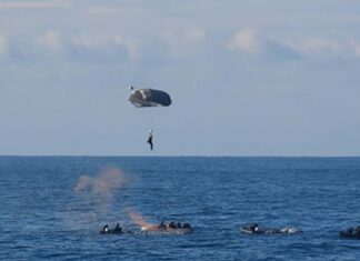 Marinha realiza primeiro salto de militares para o mar com paraquedas de abertura manual Marinha paraquedas