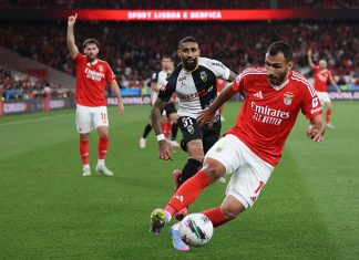 O Benfica venceu o Farense e cola-se ao Sporting na liderança do campeonato Benfica venceu Farense
