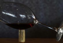 Experiência sensorial com menu de degustação e harmonização vínica, no Envy Envy
