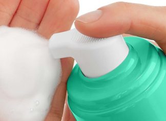 CeraVe revoluciona a limpeza da pele mista com Air Foam a nova espuma reequilibrante Air Foam CeraVe