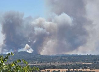 Fogo em Penamacor continua a mobilizar mais de 400 operacionais e 128 viaturas fogo em Penamacor