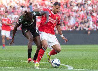 Benfica vence Moreirense e pressiona os adversarios diretos que entram amanhã em campo Benfica Moreirense