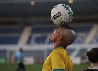 Jogo solidário Ronaldinho Gaúcho reuniu estrelas do futebol em Lisboa Jogo solidário Ronaldinho Gaúcho
