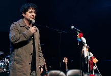 Espetáculo de Fernando Alvim reúne Tânia Laranjo, Jorge Andrade, Hugo Van der Ding, Beatriz Gosta e o Poeta da Cidade em “Todos Contam” Fernando Alvim em palco. Fotografia de arquivo que ilustra o espetáculo de Fernando Alvim