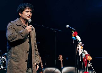 Espetáculo de Fernando Alvim reúne Tânia Laranjo, Jorge Andrade, Hugo Van der Ding, Beatriz Gosta e o Poeta da Cidade em “Todos Contam” Fernando Alvim em palco. Fotografia de arquivo que ilustra o espetáculo de Fernando Alvim