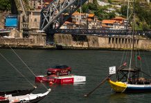 Nissan LEAF flutua no Rio Douro e protagoniza uma das imagens mais surpreendentes do Air Invictus Nissan LEAF sobre uma plataforma flutuante no Rio Douro entre dois barcos rabelos durante o Air Invictus