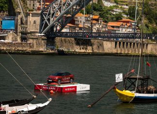 Nissan LEAF flutua no Rio Douro e protagoniza uma das imagens mais surpreendentes do Air Invictus Nissan LEAF sobre uma plataforma flutuante no Rio Douro entre dois barcos rabelos durante o Air Invictus