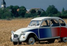 2 CV Cocorico: a edição limitada da Citroën criada para o Mundial de 1986 celebra 40 anos Citroën 2 CV Cocorico, edição limitada de 1986 inspirada no Mundial de Futebol, fotografado com a decoração tricolor característica