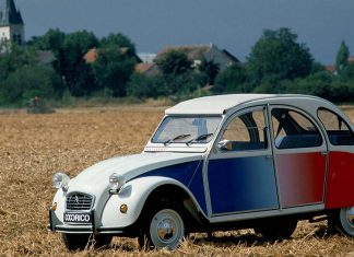 2 CV Cocorico: a edição limitada da Citroën criada para o Mundial de 1986 celebra 40 anos Citroën 2 CV Cocorico, edição limitada de 1986 inspirada no Mundial de Futebol, fotografado com a decoração tricolor característica