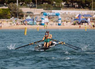 Remo de mar: elite mundial compete em Paço de Arcos na Regata 1924 Pharoes Beach Sprints International Trophy 2026 Participante numa prova de Beach Sprints durante uma competição de remo de mar em Paço de Arcos.