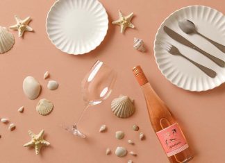 Adega de Palmela apresenta nova campanha inspirada na partilha à mesa Adega de Palmela apresenta a campanha "Na Mesa, Combina Connosco" com o vinho Cá Calharás Rosé numa composição inspirada na partilha à mesa