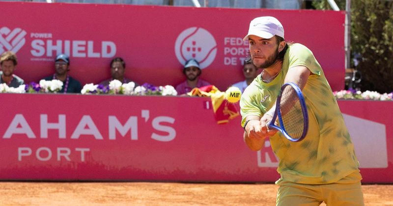 Jaime Faria durante um ponto no Millennium Estoril Open 2026.
