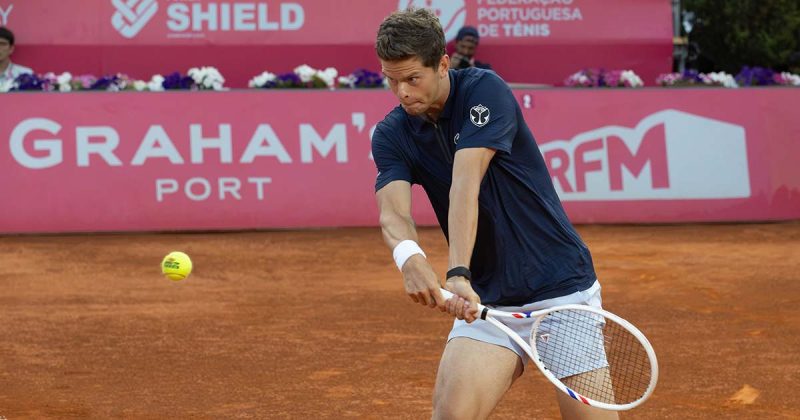 Alexander Blockx durante as meias-finais do Estoril Open frente a Luciano Darderi