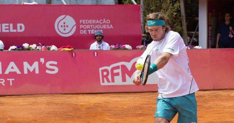 Andrey Rublev durante o encontro dos quartos de final do Millennium Estoril Open