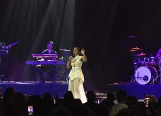 Anna Joyce no Casino Estoril conquistou o público com os seus maiores êxitos Anna Joyce interage com o público durante o concerto no Casino Estoril