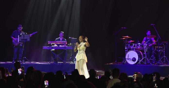 Anna Joyce interage com o público durante o concerto no Casino Estoril