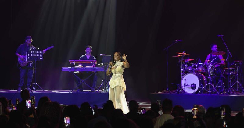 Anna Joyce interage com o p&uacute;blico durante o concerto no Casino Estoril