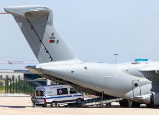 Apoio humanitário à Venezuela: dois KC-390 da Força Aérea transportam ambulâncias e ajuda de emergência Ambulância é carregada num avião KC-390 da Força Aérea Portuguesa durante a missão de apoio humanitário à Venezuela