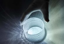 Bentley Torcal leva um século de design para uma nova geração Peça de cristal lapidado utilizada pela Bentley no desenvolvimento dos efeitos visuais digitais do habitáculo do Bentley Torcal