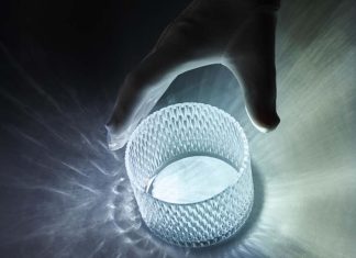 Bentley Torcal leva um século de design para uma nova geração Peça de cristal lapidado utilizada pela Bentley no desenvolvimento dos efeitos visuais digitais do habitáculo do Bentley Torcal