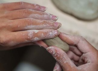 Bienal de Cerveira convida o público a fazer parte da criação artística Participante molda barro durante uma atividade da Bienal de Cerveira dedicada à criação artística e à experimentação