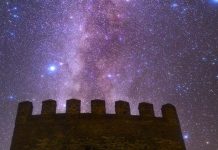 Castelo de Noudar une o céu das estrelas à terra dos sabores Castelo de Noudar sob um céu repleto de estrelas na reserva Dark Sky Alqueva, no Baixo Alentejo.