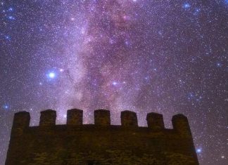 Castelo de Noudar une o céu das estrelas à terra dos sabores Castelo de Noudar sob um céu repleto de estrelas na reserva Dark Sky Alqueva, no Baixo Alentejo.