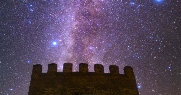 Castelo de Noudar sob um céu repleto de estrelas na reserva Dark Sky Alqueva, no Baixo Alentejo.