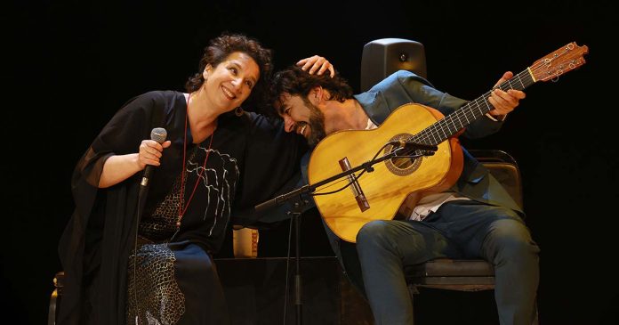 Daniel Casares e Dulce Pontes durante a apresentação de "O Poder do Subtil" no Casino Estoril