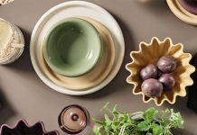 A decoração de cozinha ganha cor com a Nordic Mood da JYSK Mesa posta com louça colorida, copos em vidro e acessórios da coleção Nordic Mood da JYSK para decoração de cozinha inspirada no design escandinavo