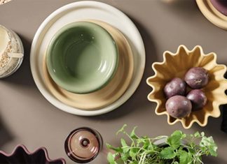 A decoração de cozinha ganha cor com a Nordic Mood da JYSK Mesa posta com louça colorida, copos em vidro e acessórios da coleção Nordic Mood da JYSK para decoração de cozinha inspirada no design escandinavo