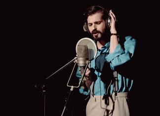 Filme sobre Carlos Paião: PLAYBACK leva ao grande ecrã a história de um dos maiores talentos da música portuguesa Rafael Ferreira interpreta Carlos Paião numa cena do filme sobre Carlos Paião, PLAYBACK
