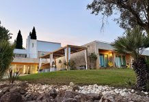 Hotel rural no Algarve: onde o verão ainda se vive sem pressa Vista exterior do Vila Valverde Design & Country Hotel, um hotel rural no Algarve localizado na Praia da Luz, em Lagos