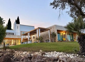Hotel rural no Algarve: onde o verão ainda se vive sem pressa Vista exterior do Vila Valverde Design & Country Hotel, um hotel rural no Algarve localizado na Praia da Luz, em Lagos