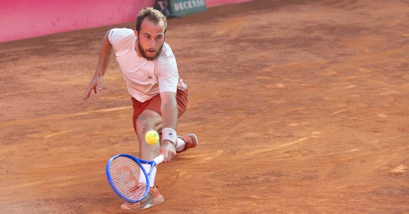 Hugo Gaston durante as meias-finais do Estoril Open frente a Luca Van Assche