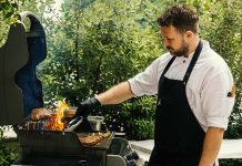 Jantar ao ar livre em Lisboa: EPIC SANA estreia o FIRE & SOUL com música ao vivo e live grill Chef prepara carne na grelha durante o FIRE & SOUL, conceito de jantar ao ar livre em Lisboa promovido pelo EPIC SANA Lisboa