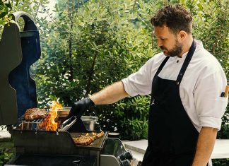 Jantar ao ar livre em Lisboa: EPIC SANA estreia o FIRE & SOUL com música ao vivo e live grill Chef prepara carne na grelha durante o FIRE & SOUL, conceito de jantar ao ar livre em Lisboa promovido pelo EPIC SANA Lisboa