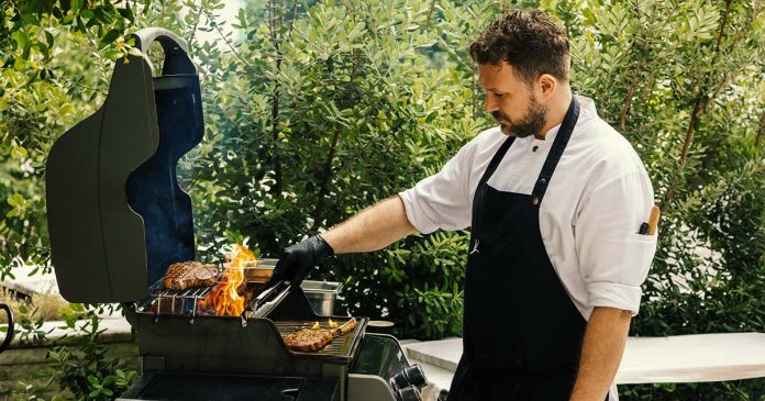 Chef prepara carne na grelha durante o FIRE & SOUL, conceito de jantar ao ar livre em Lisboa promovido pelo EPIC SANA Lisboa