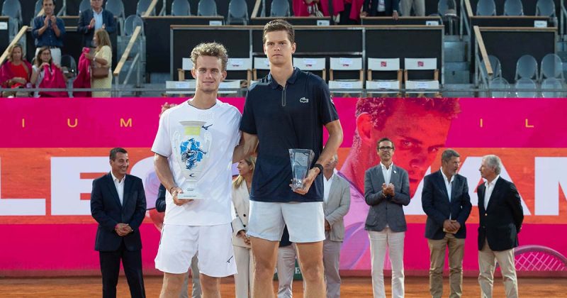 Luca Van Assche e Alexander Blockx exibem os trof&eacute;us da final do Estoril Open 2026